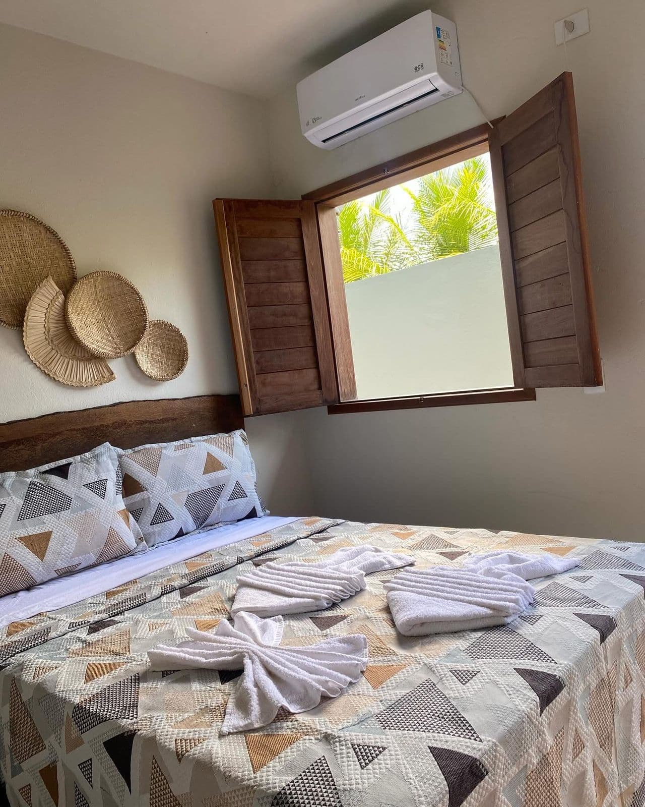 Quarto casal com janela e ar-condicionado